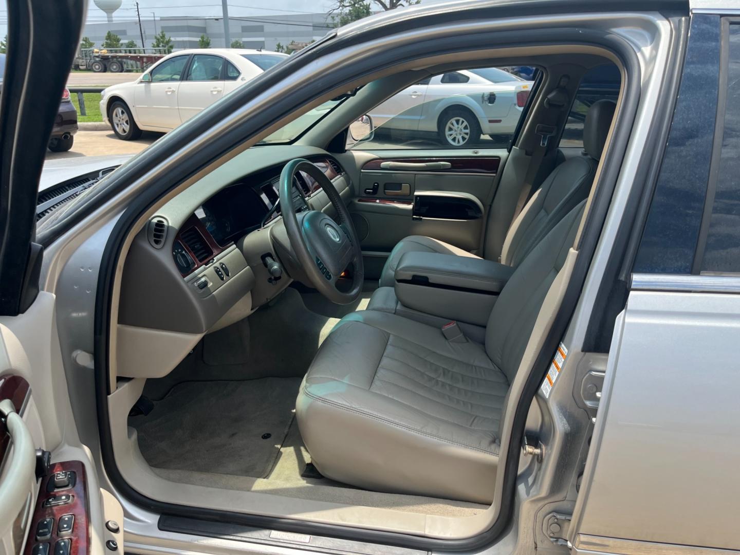 2004 SILVER /TAN Lincoln Town Car Signature (1LNHM81W54Y) with an 4.6L V8 SOHC 16V engine, 4-Speed Automatic Overdrive transmission, located at 14700 Tomball Parkway 249, Houston, TX, 77086, (281) 444-2200, 29.928619, -95.504074 - Photo#8